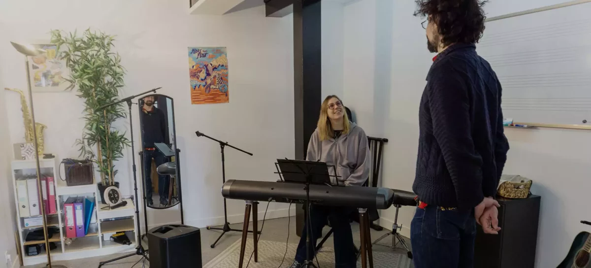 Hélène Bury donne un cours de chant